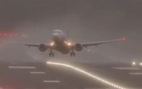 Thót tim cảnh máy bay bị gió bão thổi chao đảo ở Anh