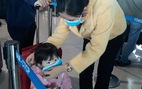 Người người đeo khẩu trang kín mít ở sân bay vì sợ nhiễm virus corona