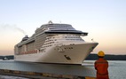 Hoa, nụ cười đón tàu du lịch gần 1.400 khách cập cảng ở Bà Rịa - Vũng Tàu