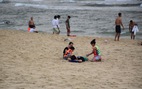 Quảng Nam: Bất chấp khuyến cáo, người dân vẫn đổ về bãi biển Tam Thanh