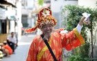 ‘Thần tài' Sài Gòn dang nắng dầm mưa bán vé số để làm từ thiện
