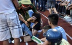 Khán giả tràn vào sân, trận Hà Tĩnh - Hà Nội bị gián đoạn gần 20 phút