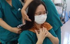 Nghẹn lòng sau bức ảnh các nữ bác sĩ cắt tóc để lên tuyến đầu ở Đà Nẵng
