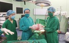 Phẫu thuật lấy khối u buồng trứng lớn như… trái banh