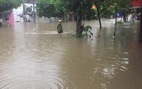 Dân bì bõm dắt xe, nhiều trường học ở Thái Nguyên cho học sinh nghỉ học sau cơn mưa lớn