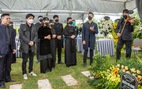 Tấn Minh, Đức Tuấn cùng gia đình Phú Quang biểu diễn 'Em ơi Hà Nội phố' bên mộ nhạc sĩ