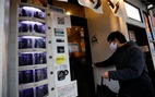 Ở Nhật, muốn xét nghiệm COVID-19 cứ ra... tủ bán hàng tự động