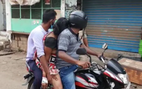 Chở xác mẹ đi hỏa táng bằng xe máy ở Ấn Độ