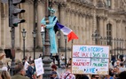 Hàng chục ngàn người Pháp xuống đường phản đối 'phải có giấy chứng nhận tiêm vắc xin'