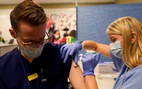 Số ca COVID-19 mới tăng nhanh ở Mỹ, tòa ủng hộ buộc tiêm vắc xin