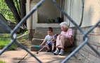 Tình bạn đặc biệt giữa cậu bé 2 tuổi và cụ bà 99 tuổi giữa đại dịch