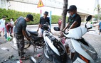 Thợ sửa xe từ Nông Sơn ra Đà Nẵng giúp bà con có xe máy bị ngập