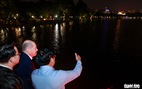 Thủ tướng Đức Olaf Scholz cùng Thủ tướng Phạm Minh Chính dạo bộ đêm hồ Gươm