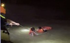 Hai cảnh sát nhảy xuống sông cứu một phụ nữ nhảy cầu