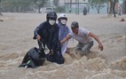 Mưa lớn kéo dài tại Quy Nhơn, xe máy và người đi đường bị nước cuốn