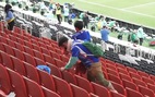CĐV Nhật Bản dọn rác khắp khán đài sau trận World Cup