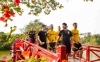 Cầu thủ Borussia Dortmund ngồi xích lô dạo hồ Gươm, thăm đền Ngọc Sơn