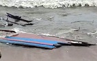 Tàu cá mắc cạn ở  cửa biển bị sóng đánh vỡ tan thành từng mảnh