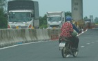 Nhiều người vẫn vô tư đi bộ, chạy xe máy vào cao tốc Lộ Tẻ - Rạch Sỏi