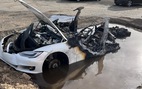 Xe Tesla chờ bán sắt vụn bất ngờ bốc cháy sau 3 tuần bỏ không