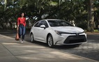 Toyota Corolla 2023 ra mắt - sedan lấy sức mạnh từ SUV ăn khách Corolla Cross