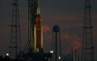Tên lửa khổng lồ của Mỹ bị nứt, lùi chuyến bay lên Mặt trăng