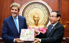 Ông Kerry thăm TP.HCM, dạo sông Sài Gòn và nhận bánh trung thu từ Bí thư Nguyễn Văn Nên
