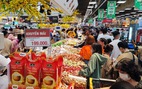 Người Sài Gòn đi sắm Tết tận khuya, siêu thị đông như trẩy hội