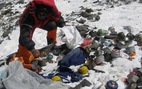 Leo núi Everest, mang về 8kg rác!