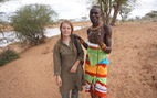 Cô gái du lịch châu Phi bằng cách đi nhờ xe