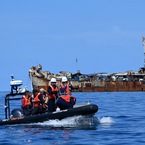 Tàu hải cảnh Trung Quốc bị thuyền viên Philippines chĩa súng gần bãi Cỏ Mây?