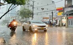 Sau nắng nóng lịch sử, miền Trung đón mưa lớn, cẩn thận dông sét