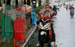 TP.HCM mưa dông rỉ rả từ sáng sớm, sấm rền vang trời