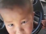 Bé trai kẹt đầu vào vô lăng