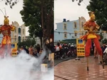 "Tôn Ngộ Không" đi cà kheo, múa hát trên vỉa hè khiến nhiều người thích thú