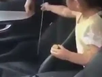 Con gái ngồi trong ôtô nhặt que cho bố khều chìa khóa