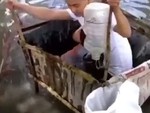 Giải cứu thanh niên đi cầu tõm bị sập ở miền Tây