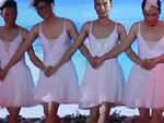 Nhóm nam sinh mặc váy ballet múa "Vũ khúc thiên nga"