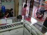 Thanh niên ngã sấp mặt khi xe máy lọt hố ga