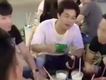 Thanh niên bị nhóm bạn chơi khăm: 'Tôi đẹp trai là tôi trả tiền'