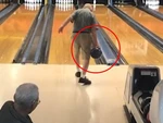 Cụ ông ném bowling với quỹ đạo dị thường