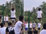 Cười bể bụng với màn hít xà đơn như tập bơi của cậu học sinh