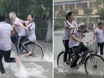 Học sinh rủ nhau tắm, gội đầu trong cơn mưa