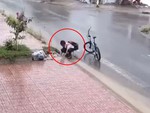 Cậu bé dọn rác bịt miệng cống để đường thoát ngập