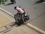 Thanh niên trộm nắp cống thoát nước ở Bình Dương
