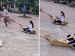 Học sinh chơi trò trượt mo cau dưới sân trường