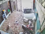 Nữ tài xế ôtô mất lái đâm sầm vào nhà, khiến xe máy ngã la liệt