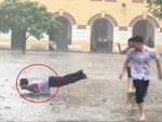 Ký ức ùa về với khoảnh khắc tắm mưa dưới sân trường của nhóm học sinh cấp 3