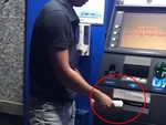'Chết cười' với thanh niên 'giỡn nhây' với cây ATM và cái kết bị nuốt mất tiền
