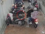 Cặp đôi 'trai xinh gái đẹp' tiện tay trộm luôn nón bảo hiểm của người khác trong bãi giữ xe